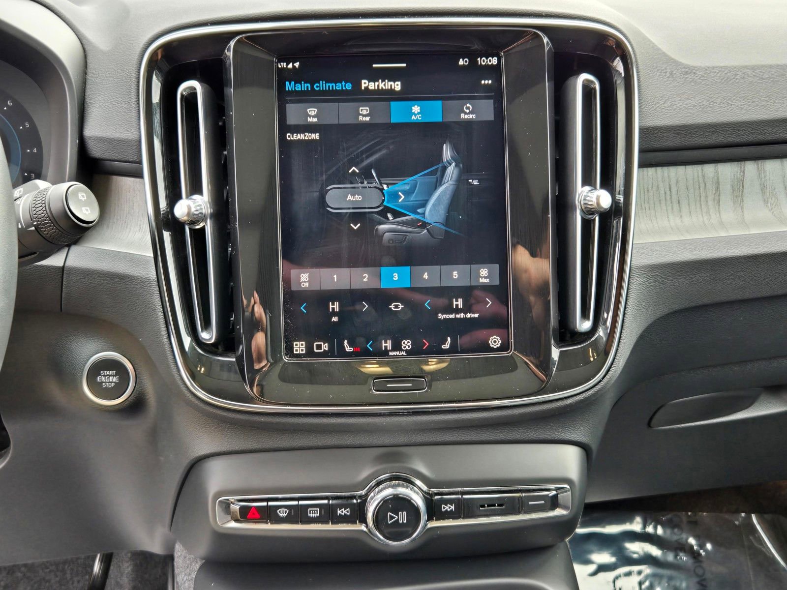 Used 2025 Volvo XC40 B5 Plus image 18