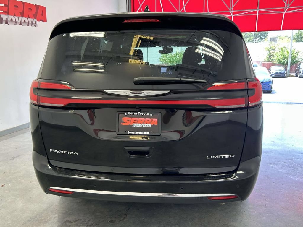 Used 2026 Chrysler Pacifica Limited FWD image 4