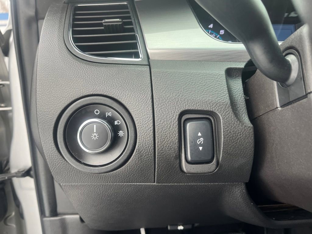 Used 2019 Ford Taurus SEL image 18