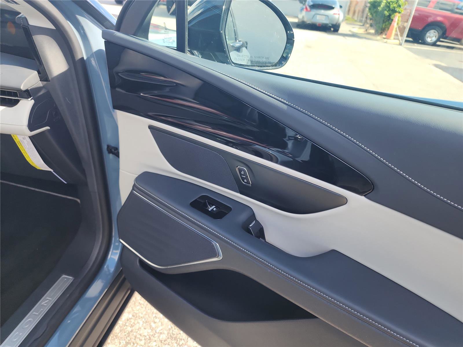 Used 2025 Lincoln Nautilus Premier image 24