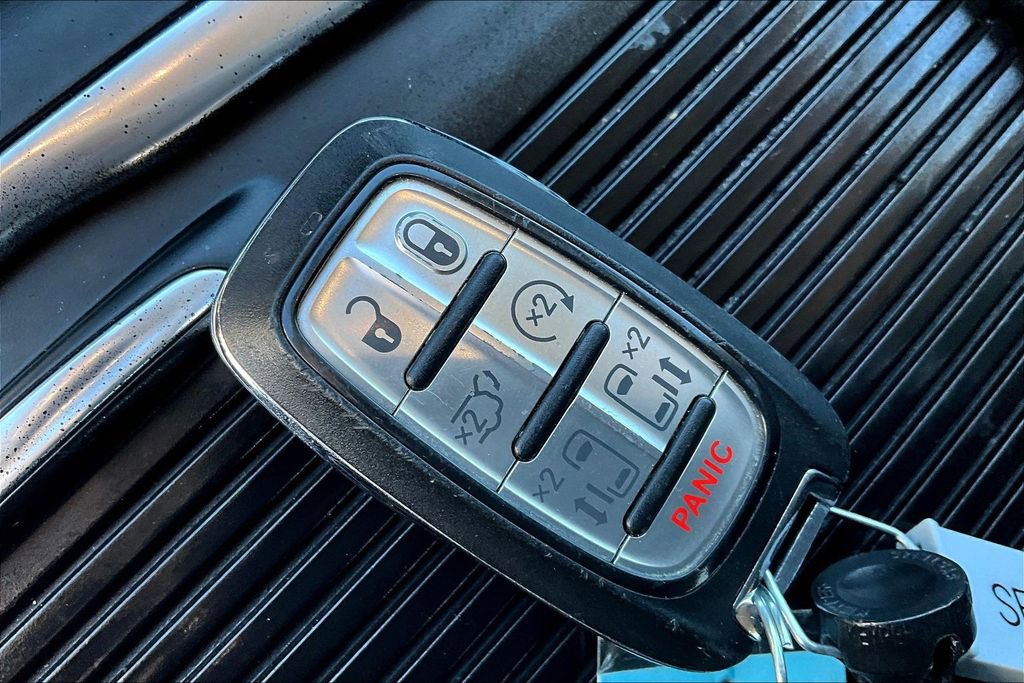 Used 2021 Chrysler Pacifica Touring-L image 13