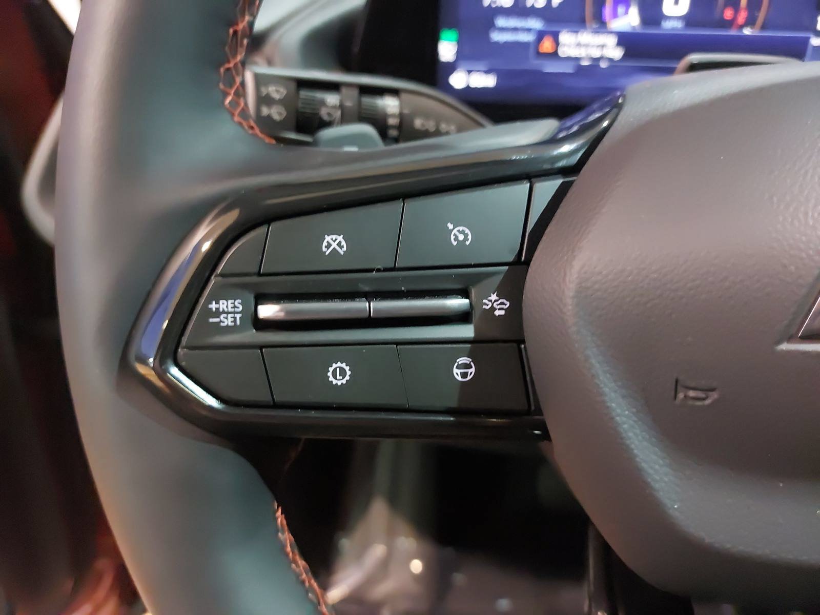 Used 2025 Chevrolet Traverse RS FWD image 16
