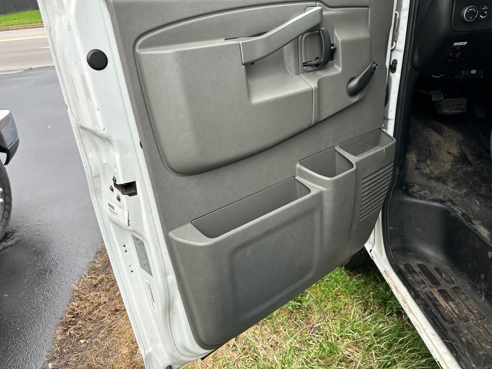 Used 2018 Chevrolet Express 4500 Extended w/ Driver Convenience Package RWD image 9