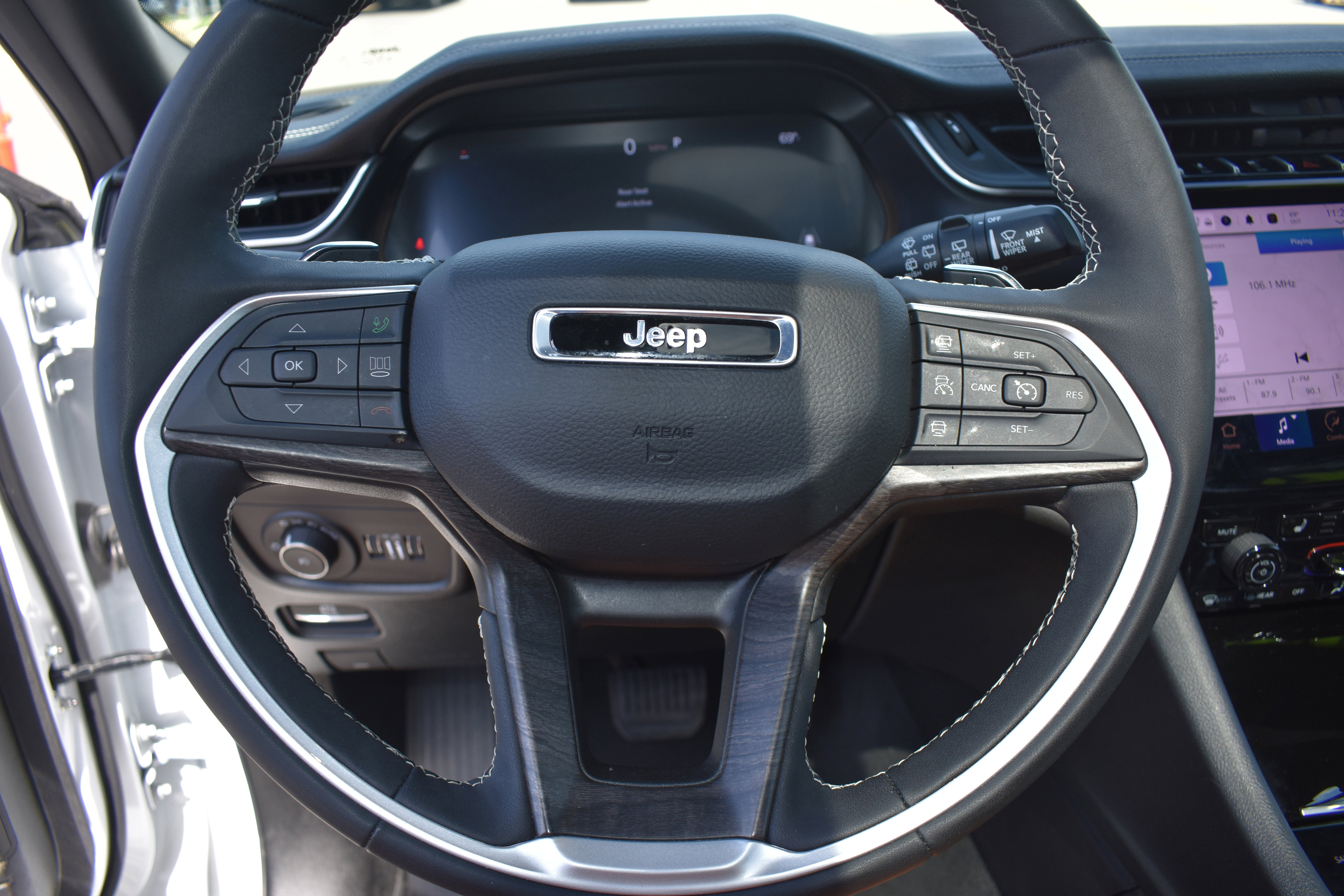 Used 2025 Jeep Grand Cherokee L Limited w/ Luxury Tech Group II AWD/4WD image 13