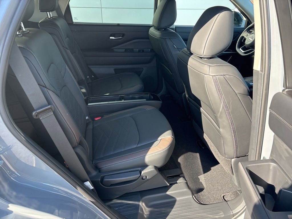 New 2025 Nissan Pathfinder Platinum FWD image 11
