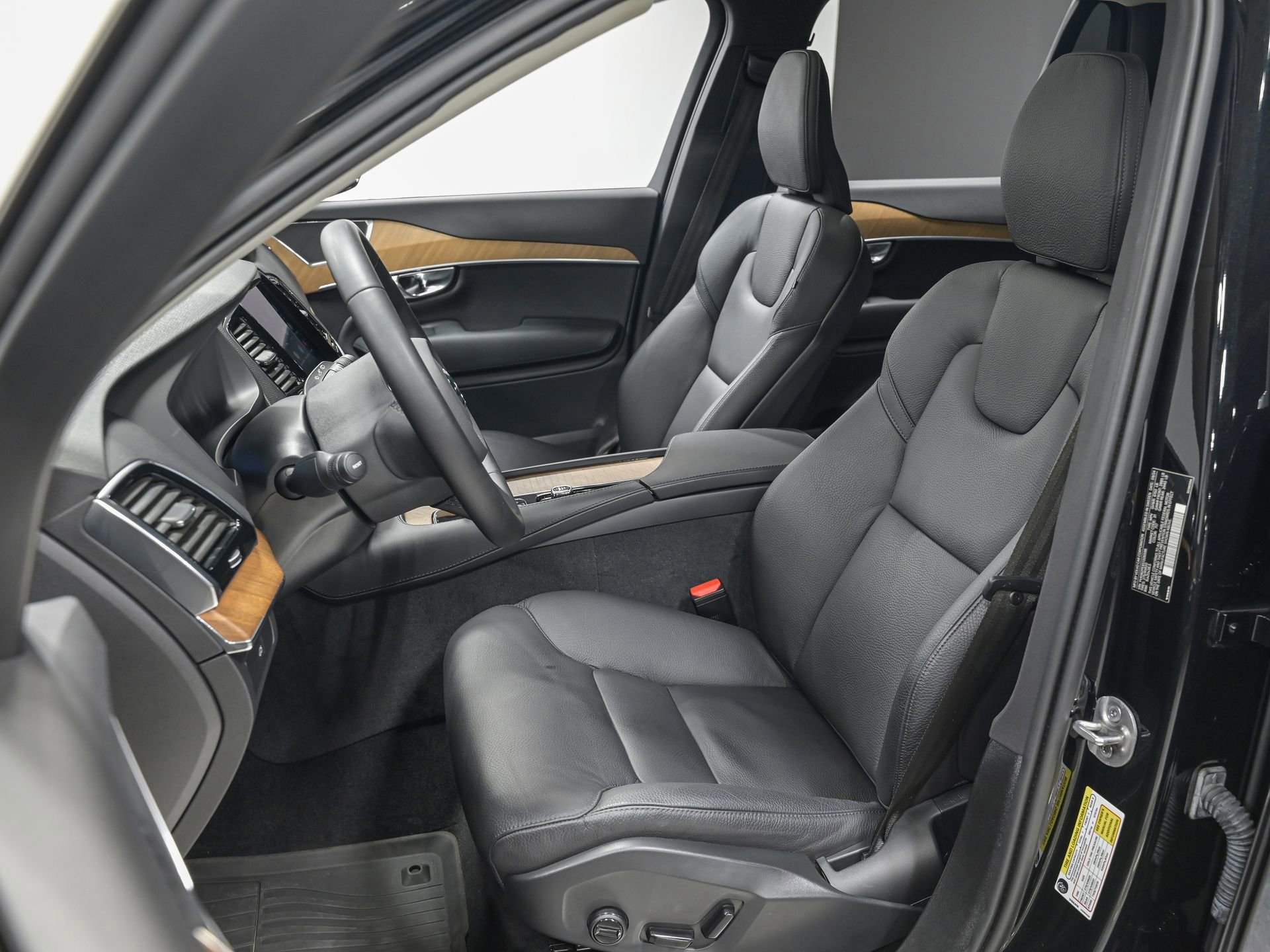 Used 2025 Volvo XC90 B6 Plus w/ Protection Package Premier AWD/4WD image 16