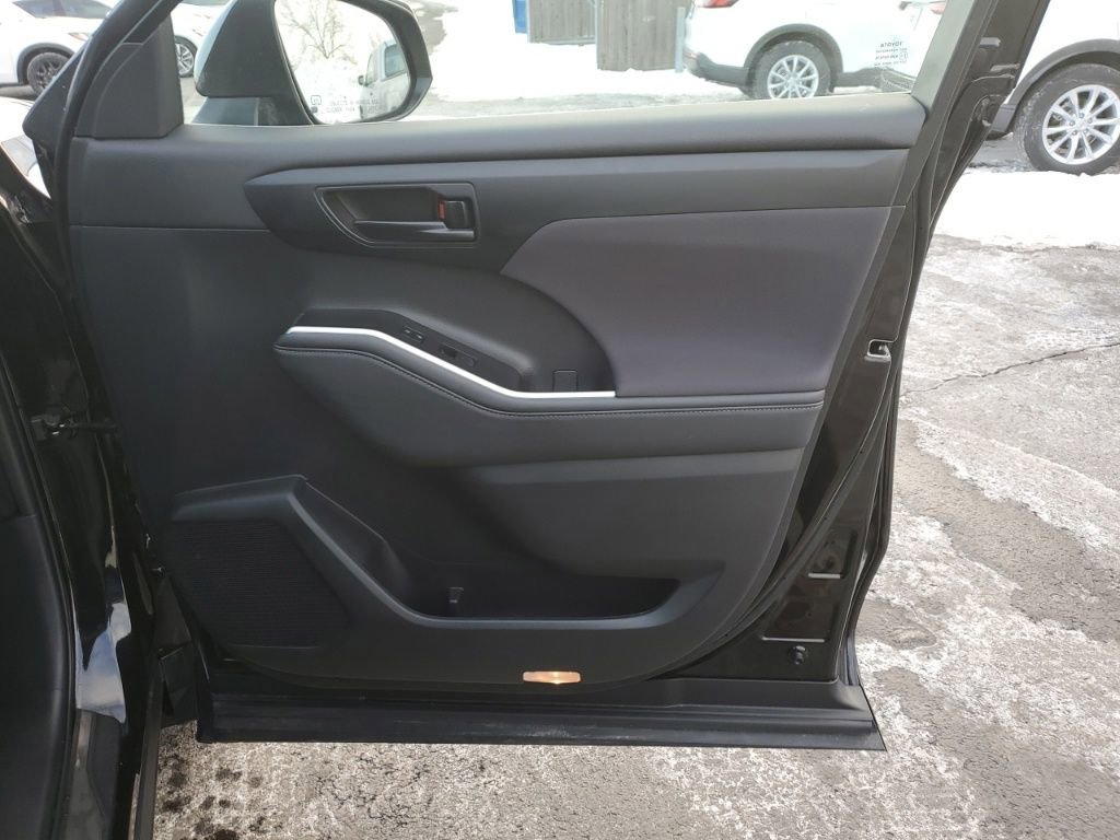 Used 2023 Toyota Highlander LE image 30