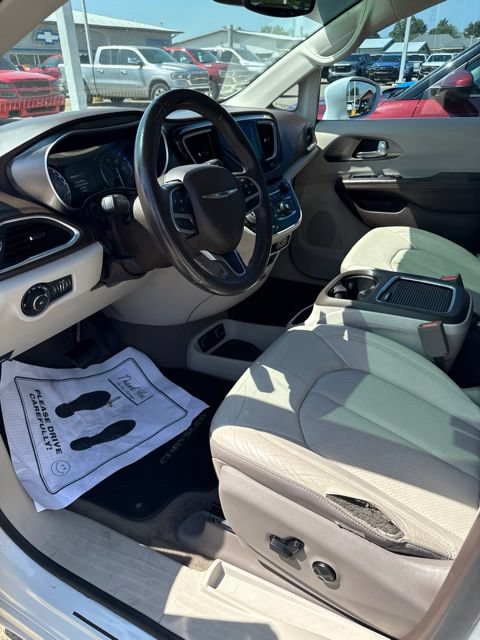 Used 2017 Chrysler Pacifica Touring-L Plus FWD image 8