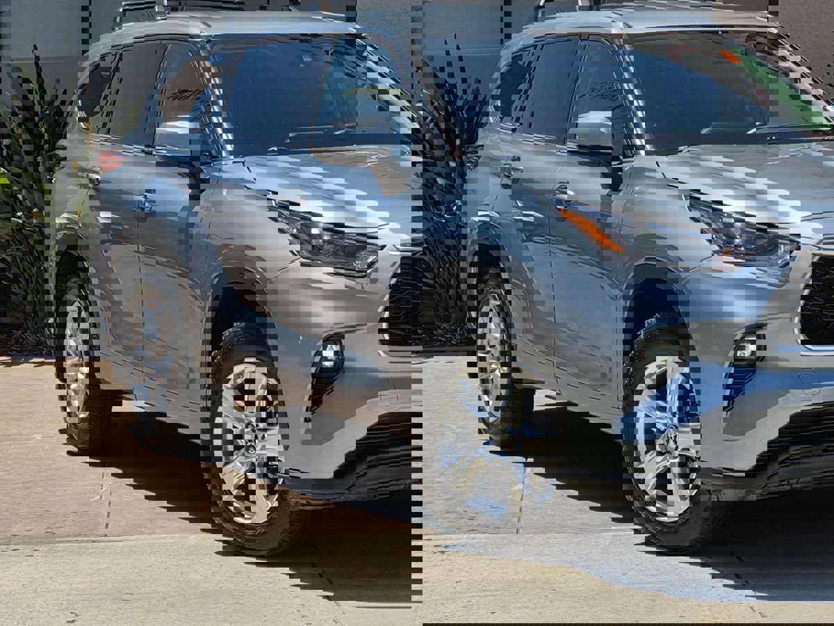 Used 2021 Toyota Highlander LE image 4