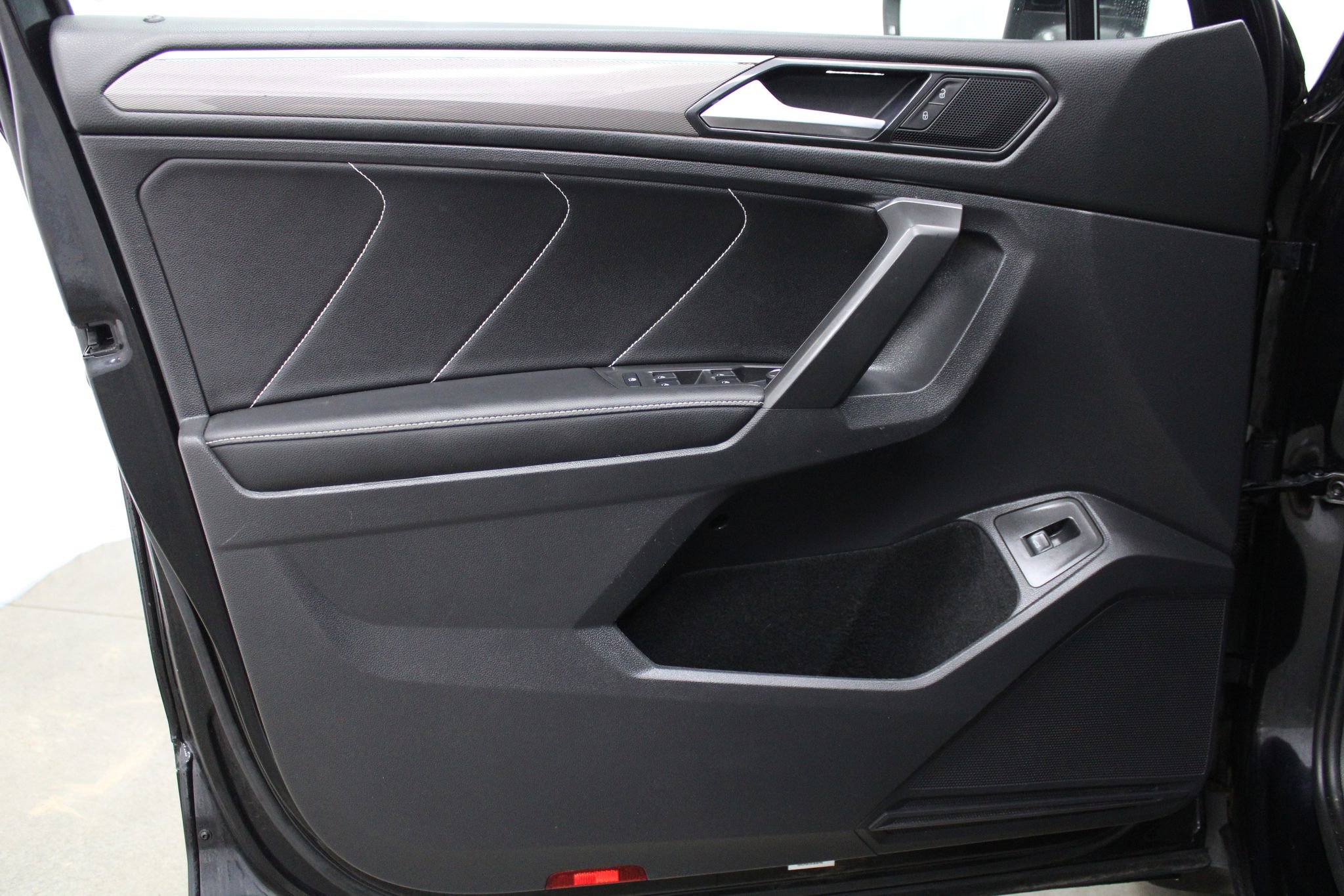 Used 2022 Volkswagen Tiguan SE R-Line image 9