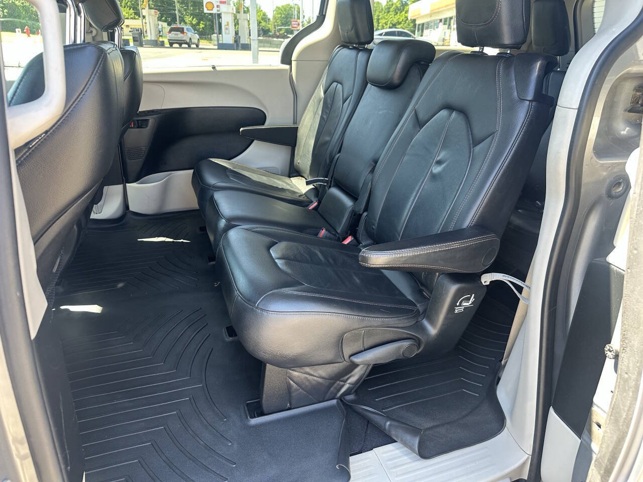 Used 2017 Chrysler Pacifica Touring-L w/ Tire & Wheel Group FWD image 18