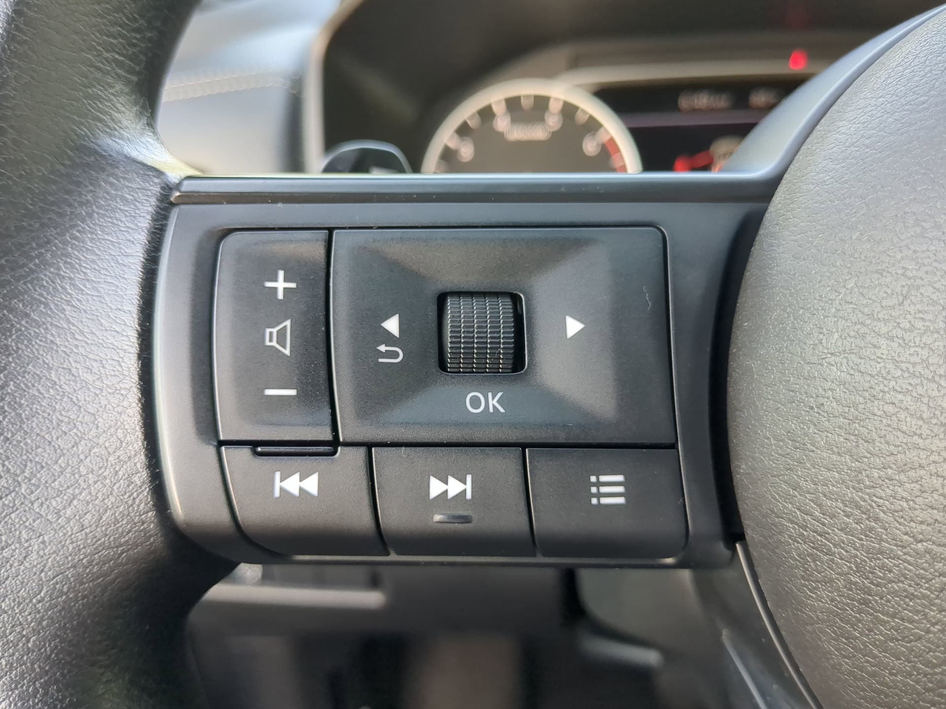 Used 2024 Nissan Rogue S FWD image 61