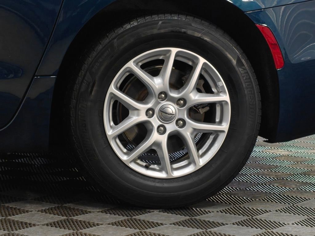 Used 2024 Chrysler Pacifica Touring image 54