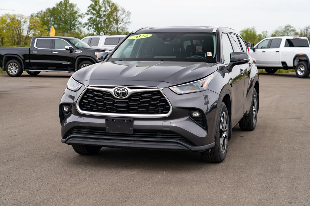 Used 2022 Toyota Highlander XLE AWD/4WD image 4