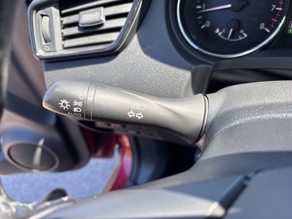 Used 2017 Nissan Rogue SV AWD/4WD image 30