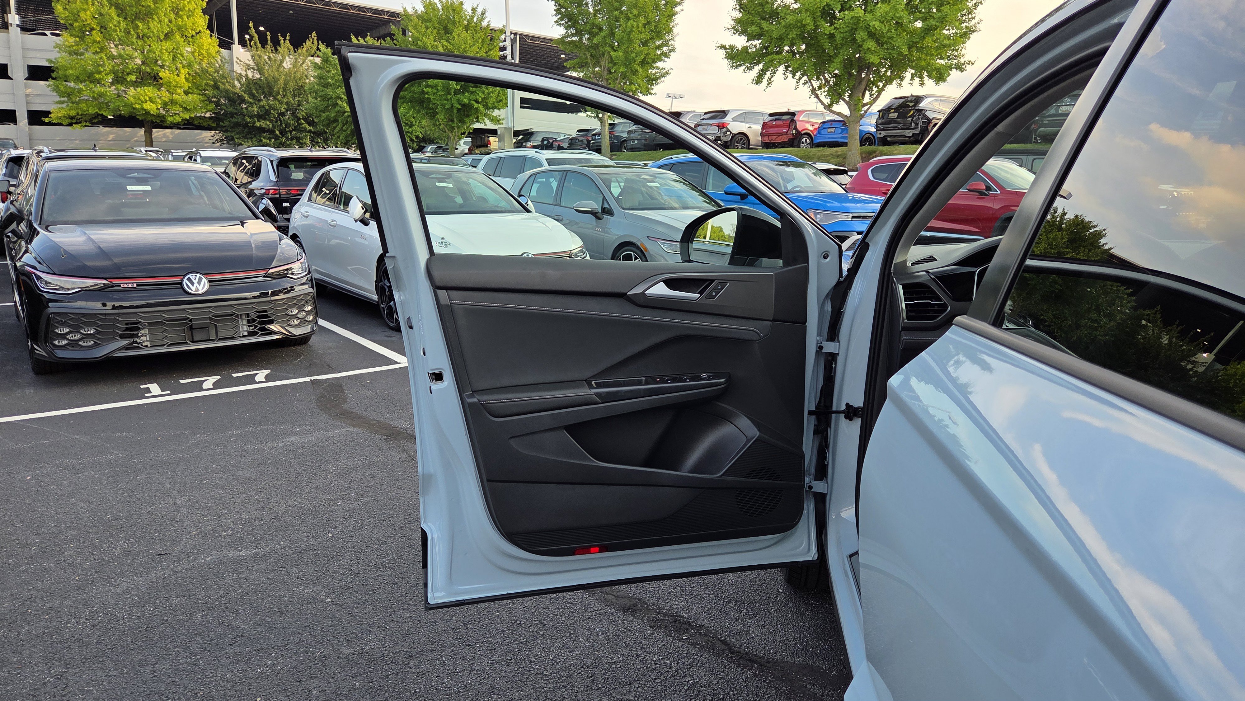 Certified 2025 Volkswagen Taos SE AWD/4WD image 13