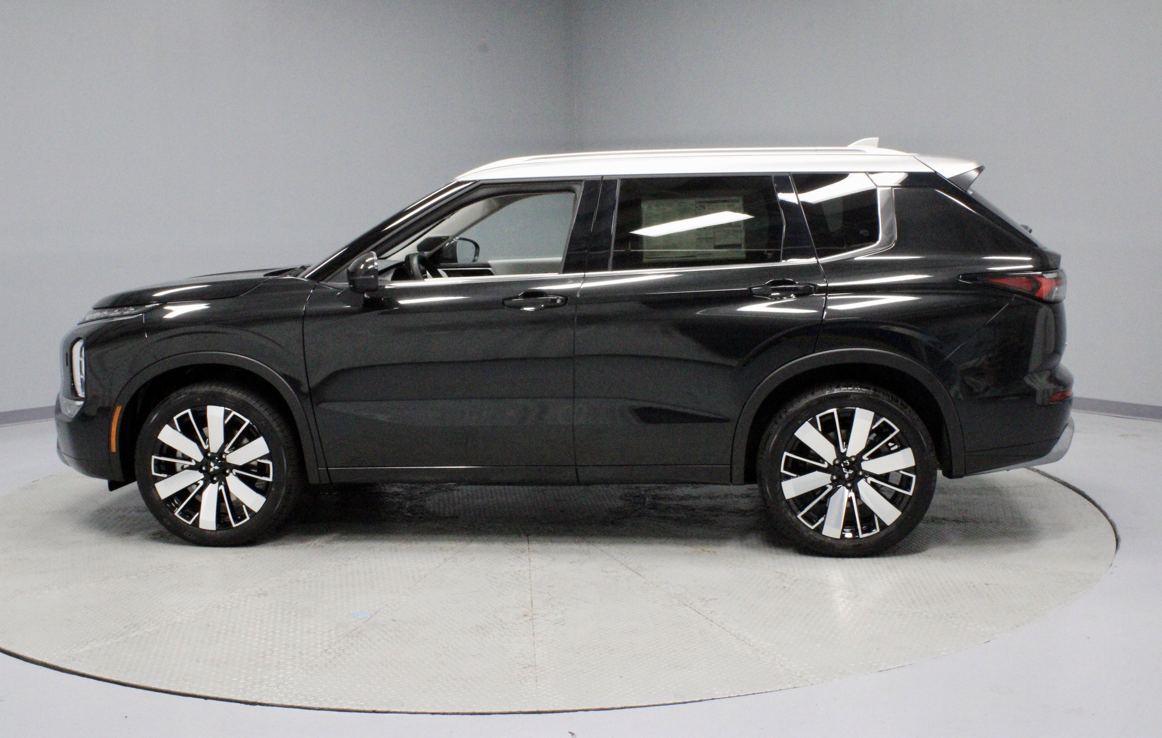 New 2025 Mitsubishi Outlander AWD image 5
