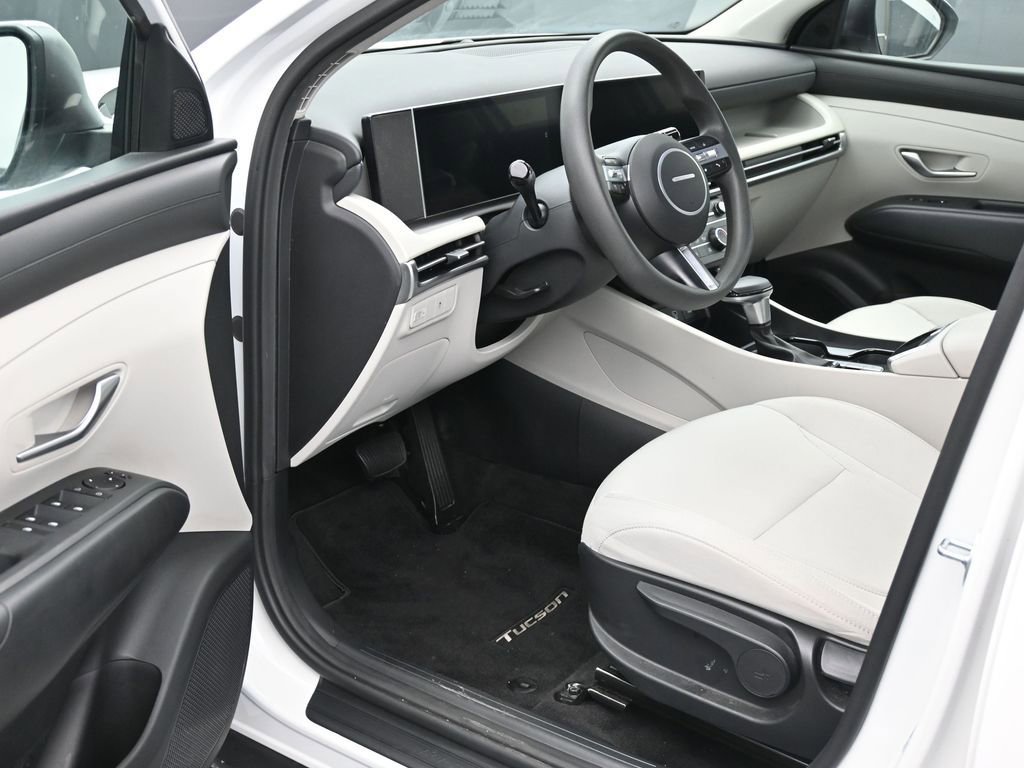 Used 2025 Hyundai Tucson SE image 10