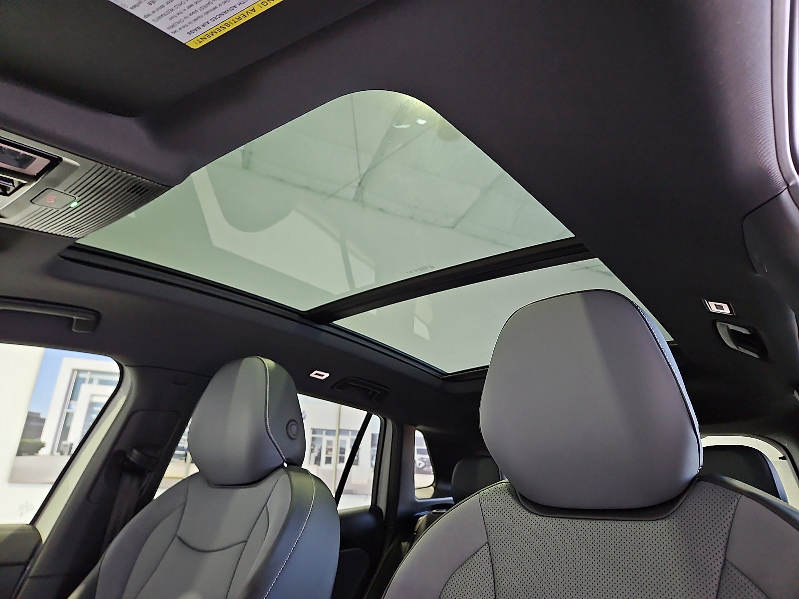 Certified 2025 Volkswagen Tiguan SE R-Line image 13