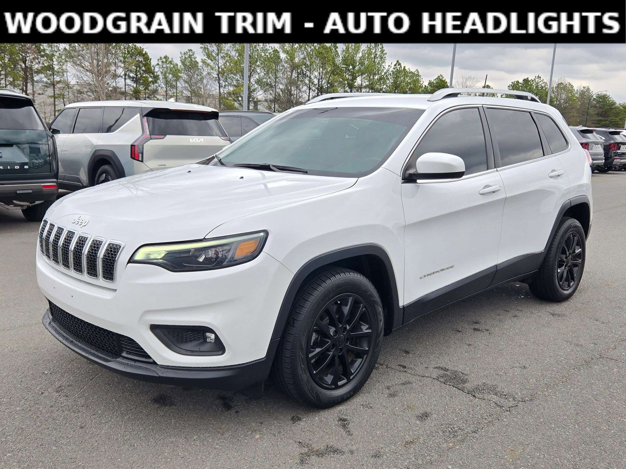 Used 2019 Jeep Cherokee Latitude w/ Popular Appearance Group image 3