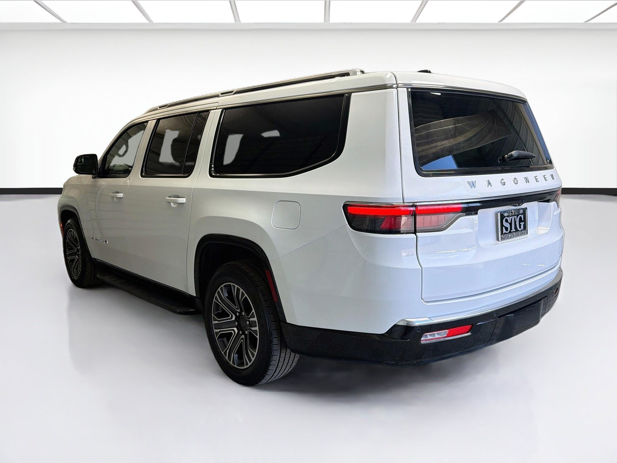 Used 2024 Jeep Wagoneer L Series II RWD image 6