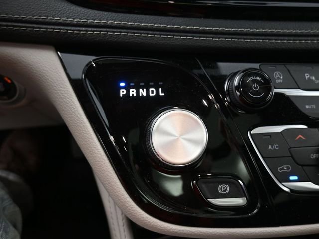 Used 2023 Chrysler Pacifica Limited FWD image 30