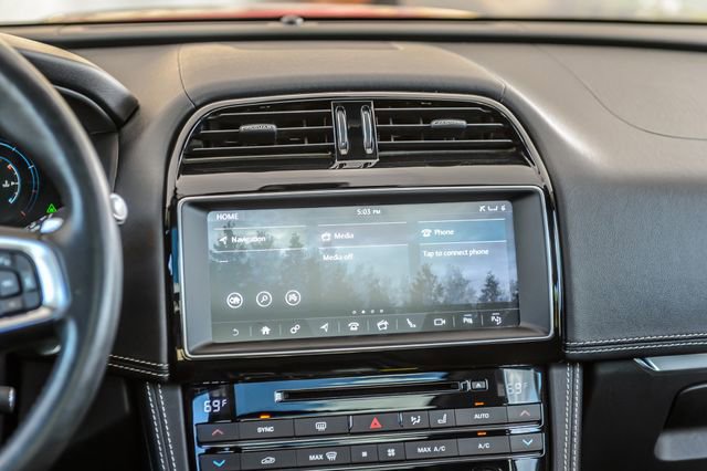 Used 2018 Jaguar F-PACE R-Sport image 28