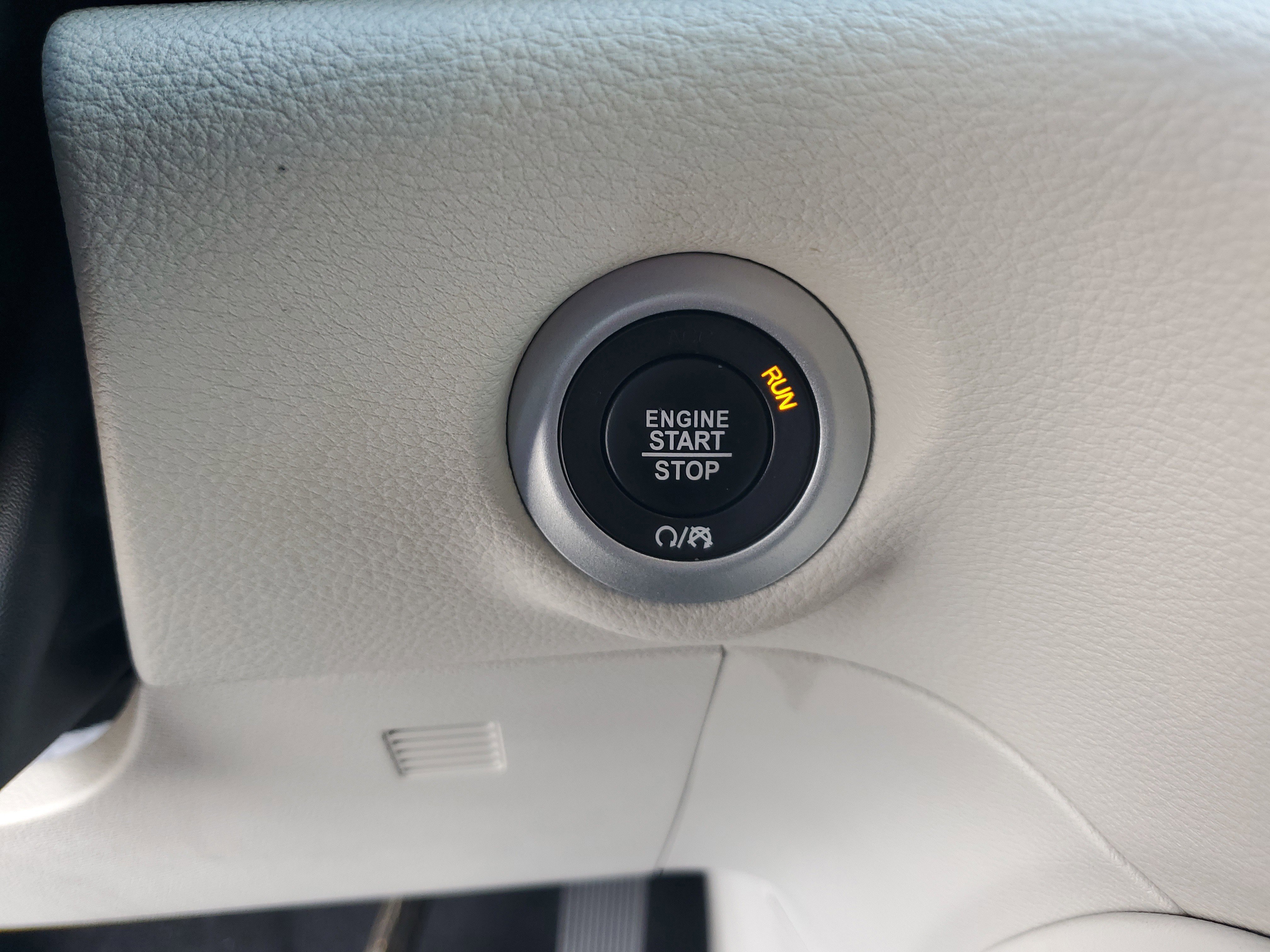 Used 2023 Chrysler Pacifica Limited w/ Uconnect Theater Family Group image 27