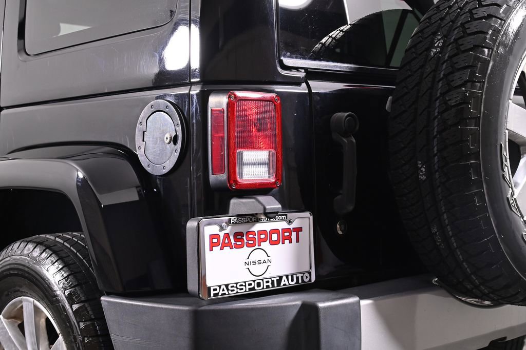 Used 2015 Jeep Wrangler Unlimited Sahara w/ Dual Top Group AWD/4WD image 10