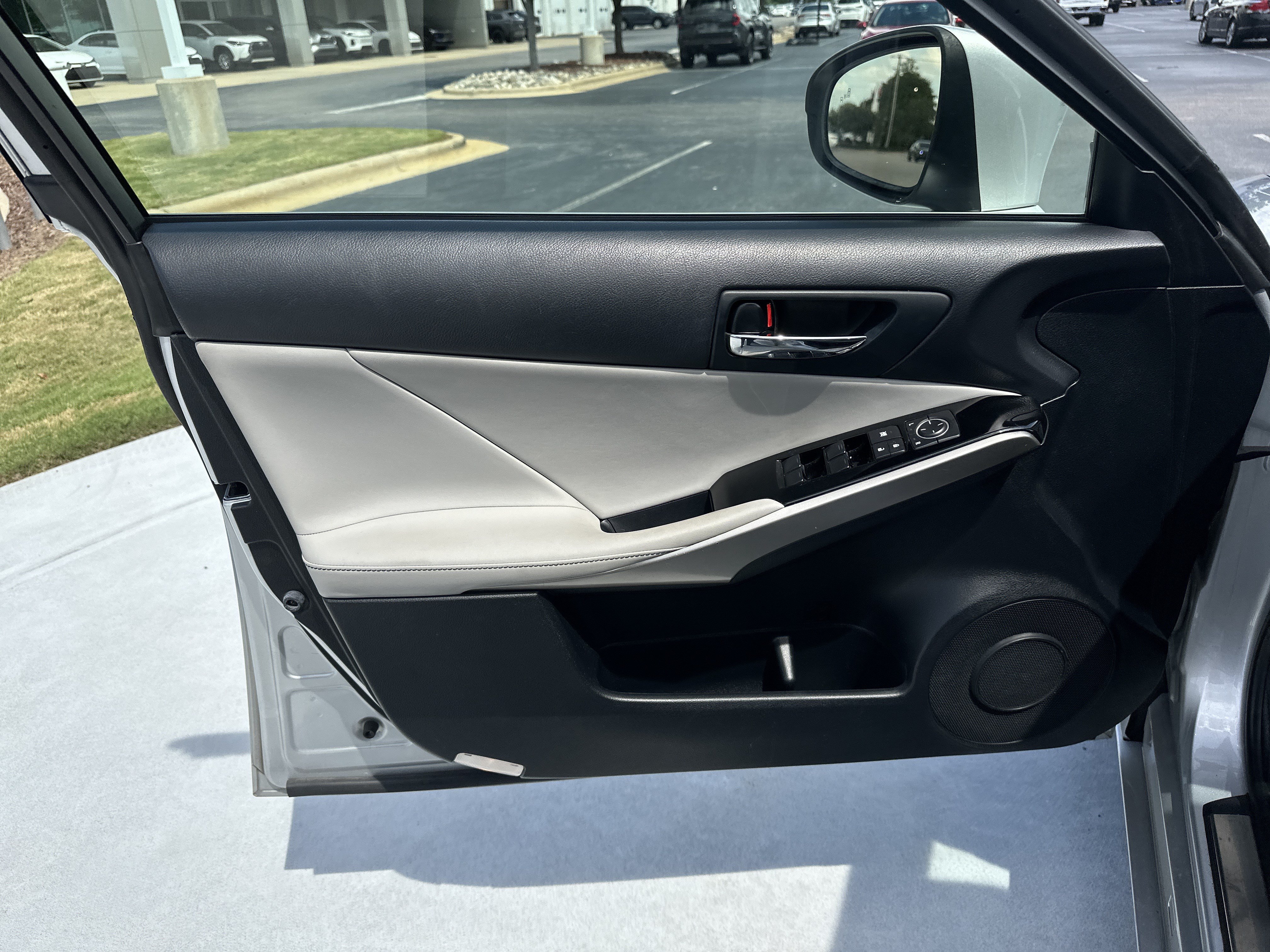 Used 2016 Lexus IS 200t w/ Premium Package RWD image 14