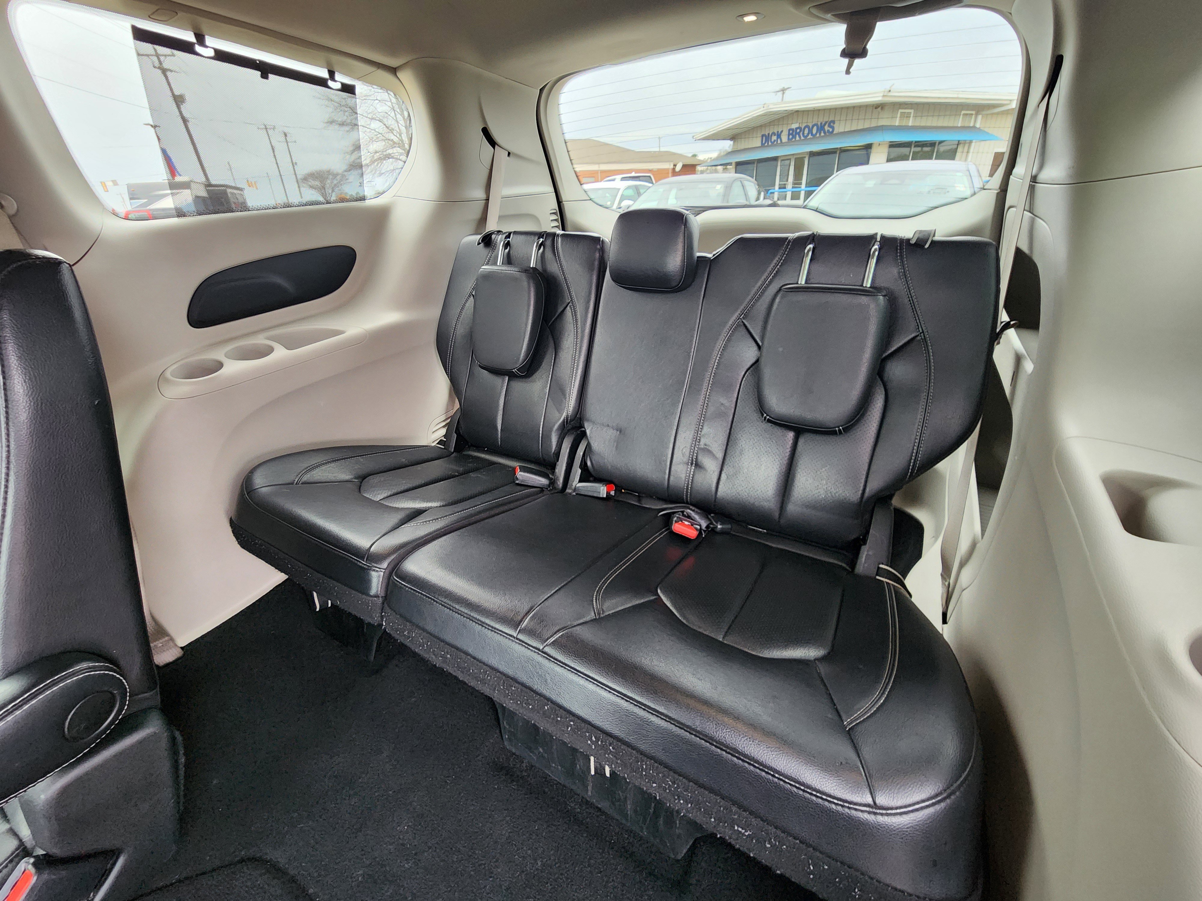 Used 2022 Chrysler Pacifica Touring-L image 15