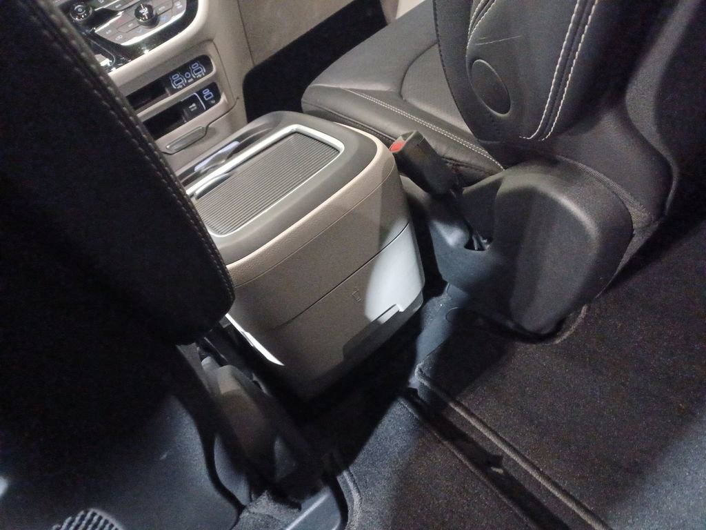 Used 2022 Chrysler Pacifica Touring-L image 21