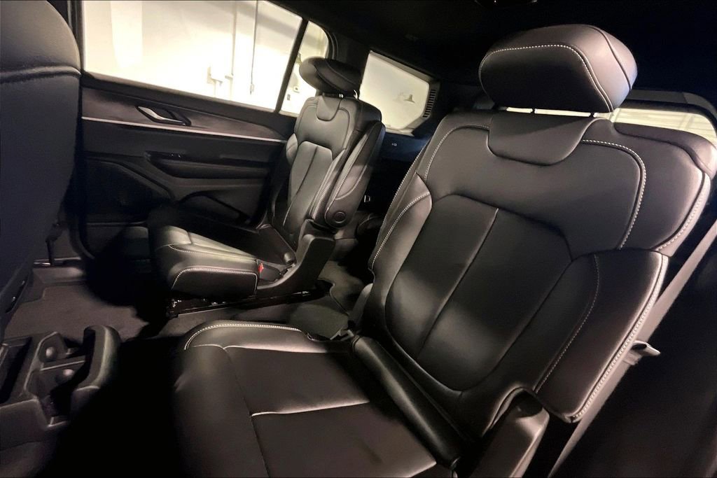 Used 2025 Jeep Grand Cherokee L Limited w/ Black Appearance Package image 36