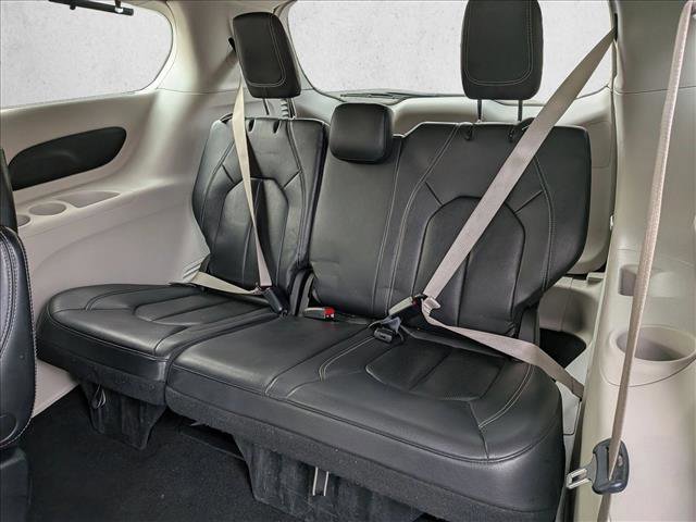 Used 2022 Chrysler Pacifica Touring-L image 18