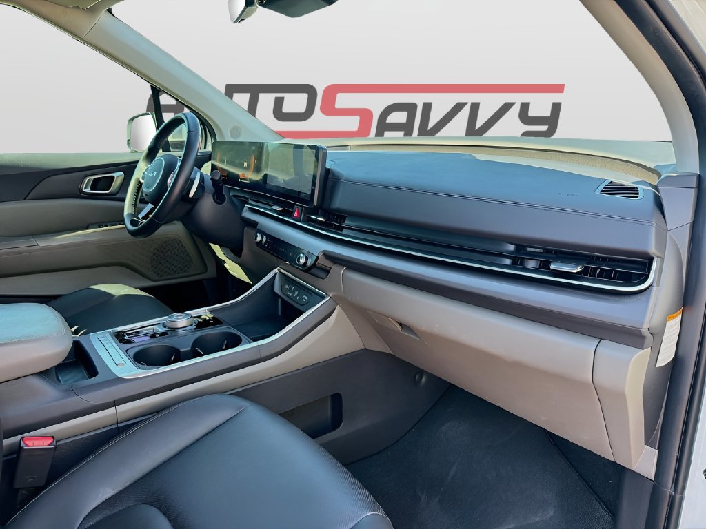 Used 2025 Kia Carnival EX FWD image 30