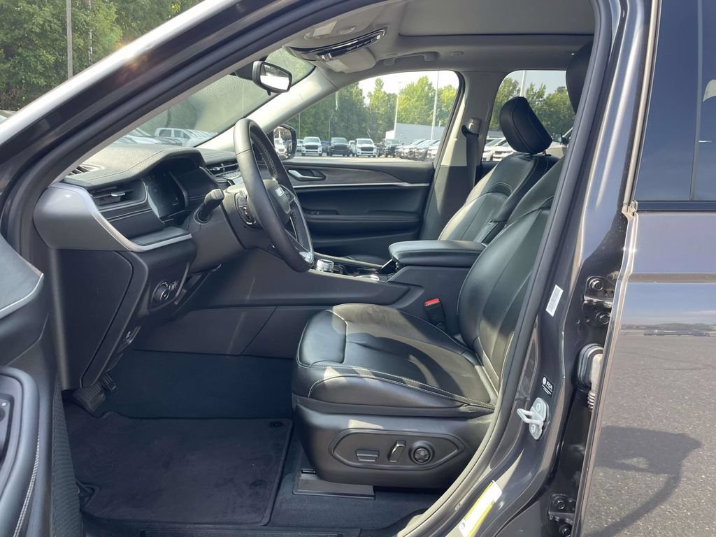 Used 2023 Jeep Grand Cherokee Limited w/ Black Appearance Package AWD/4WD image 27