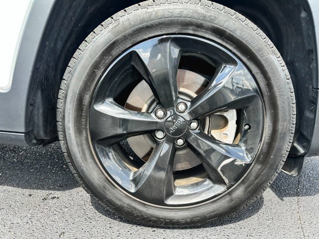 Used 2019 Jeep Cherokee Latitude Plus FWD image 11