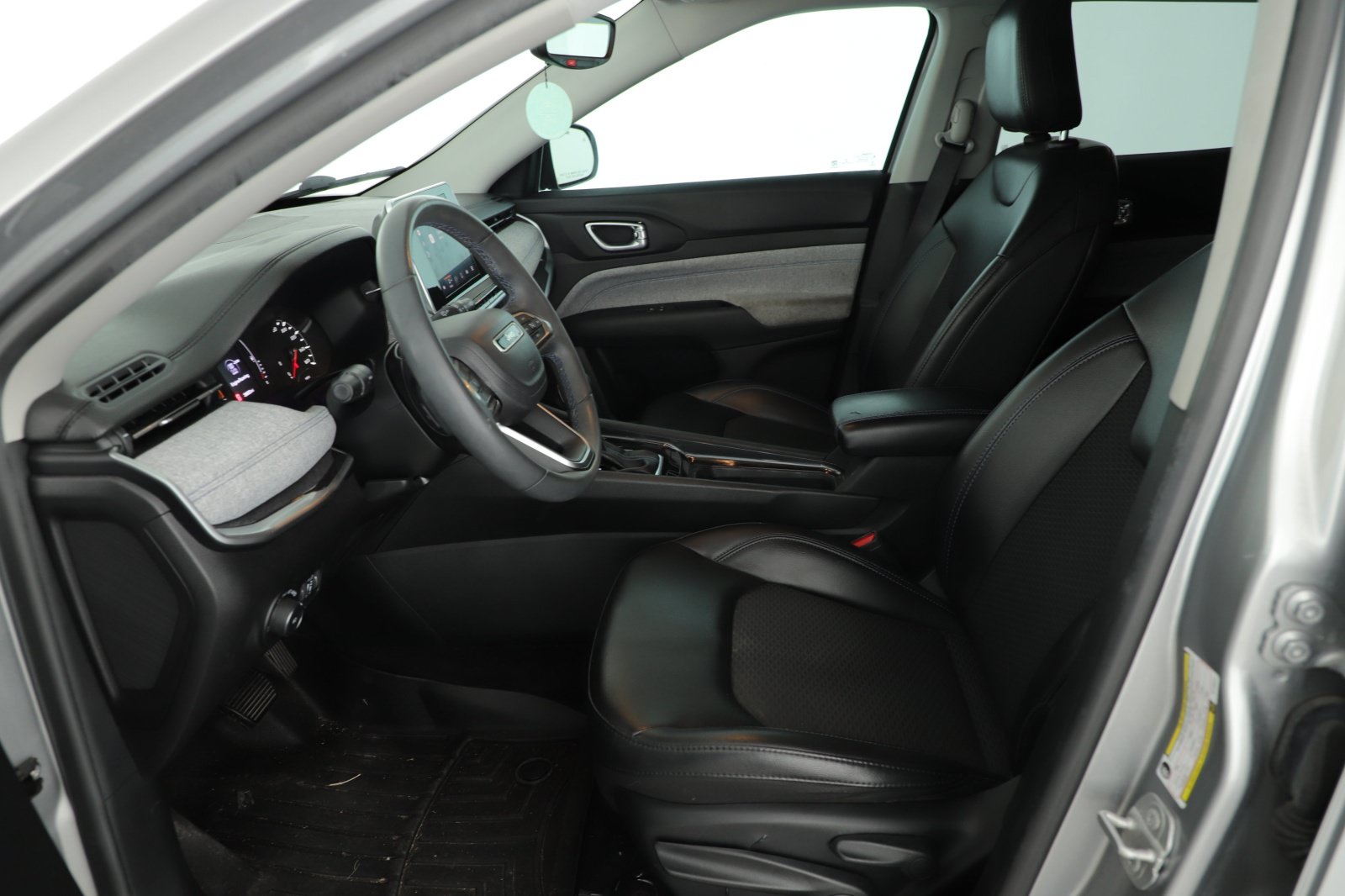 Used 2022 Jeep Compass Latitude FWD image 9