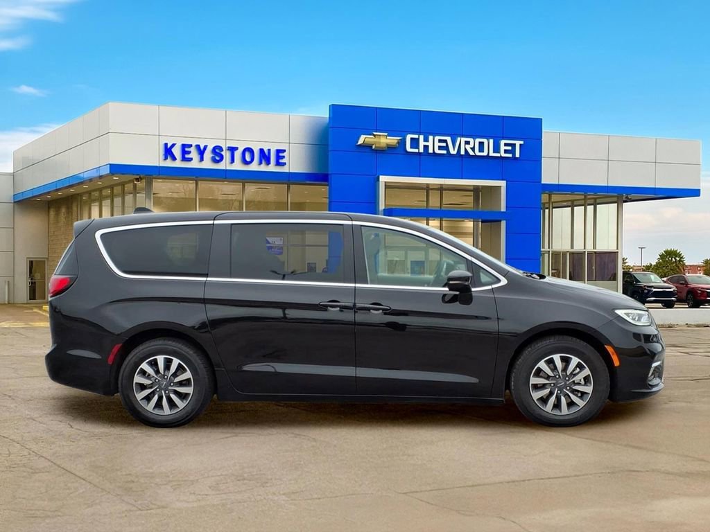 Used 2024 Chrysler Pacifica Limited FWD image 8