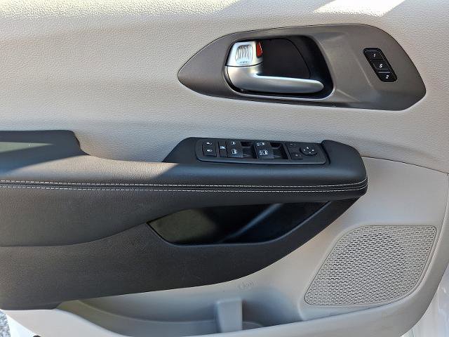 Used 2024 Chrysler Pacifica Touring-L image 12