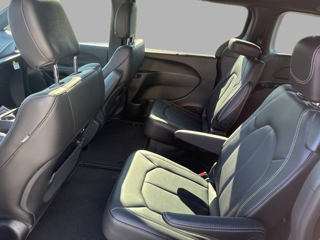 New 2026 Chrysler Pacifica Select image 12