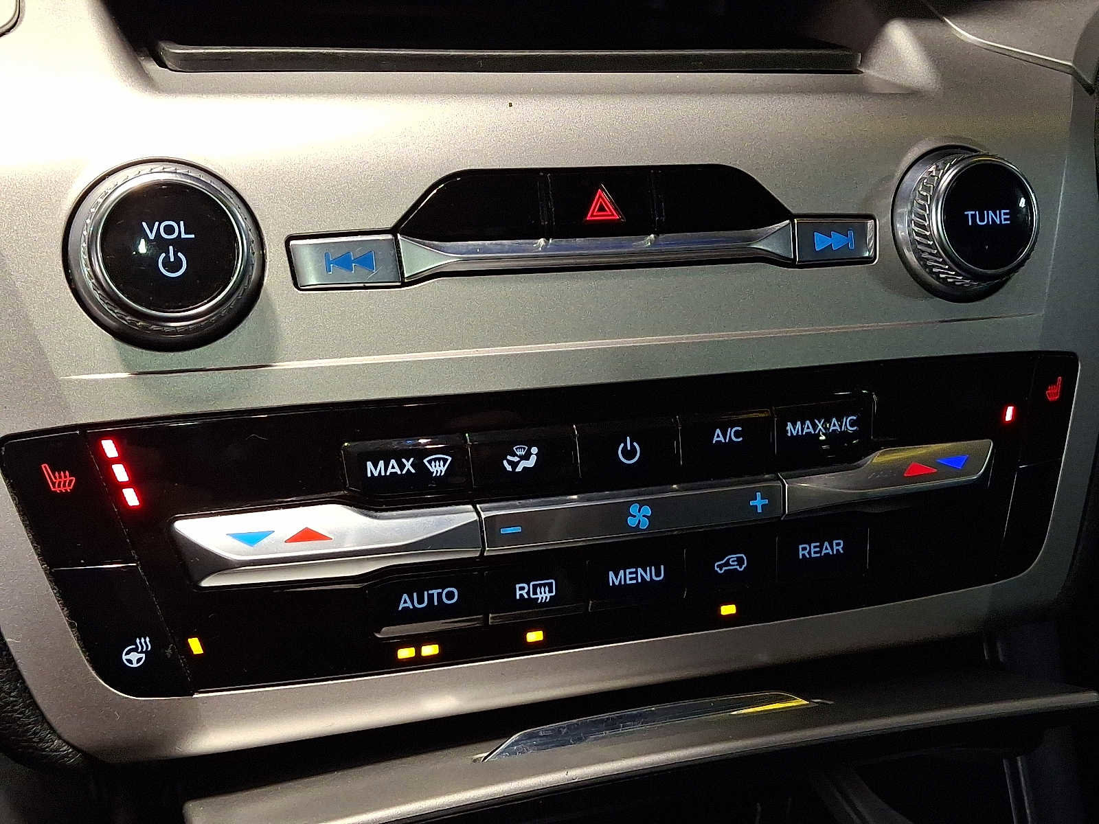 Used 2022 Ford Explorer XLT w/ Equipment Group 202A image 16