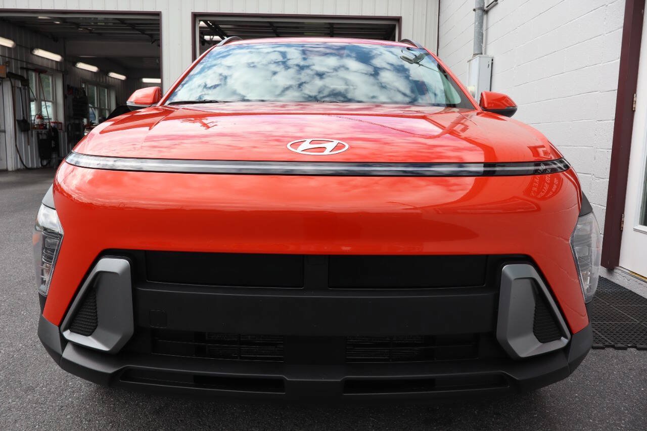 Used 2024 Hyundai Kona SEL AWD/4WD image 2