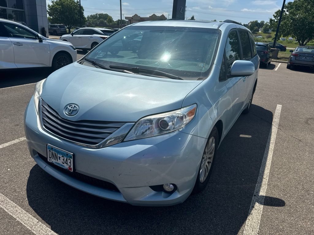 Used 2015 Toyota Sienna XLE Premium FWD image 2