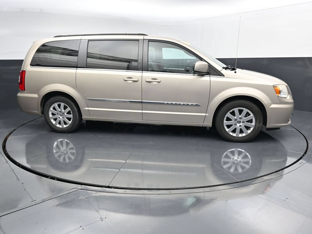 Used 2014 Chrysler Town & Country Touring FWD image 8