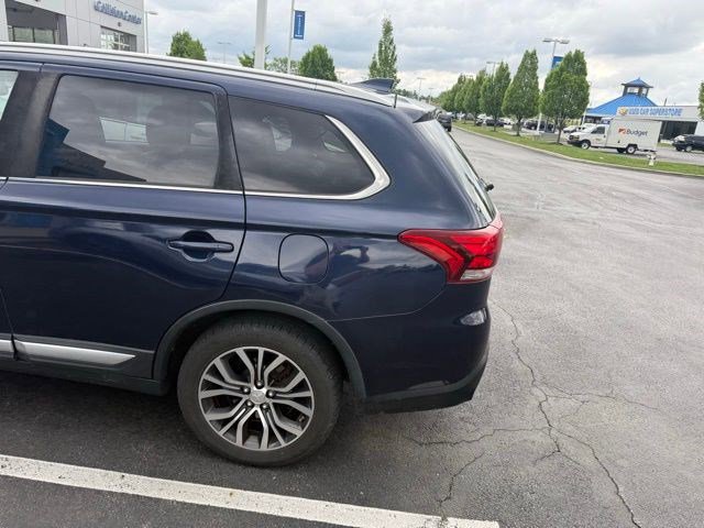 Used 2017 Mitsubishi Outlander SE AWD/4WD image 16