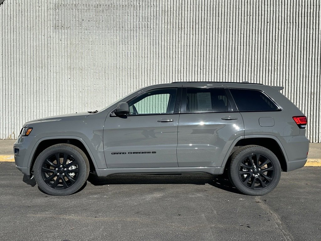 Used 2022 Jeep Grand Cherokee Laredo X image 2