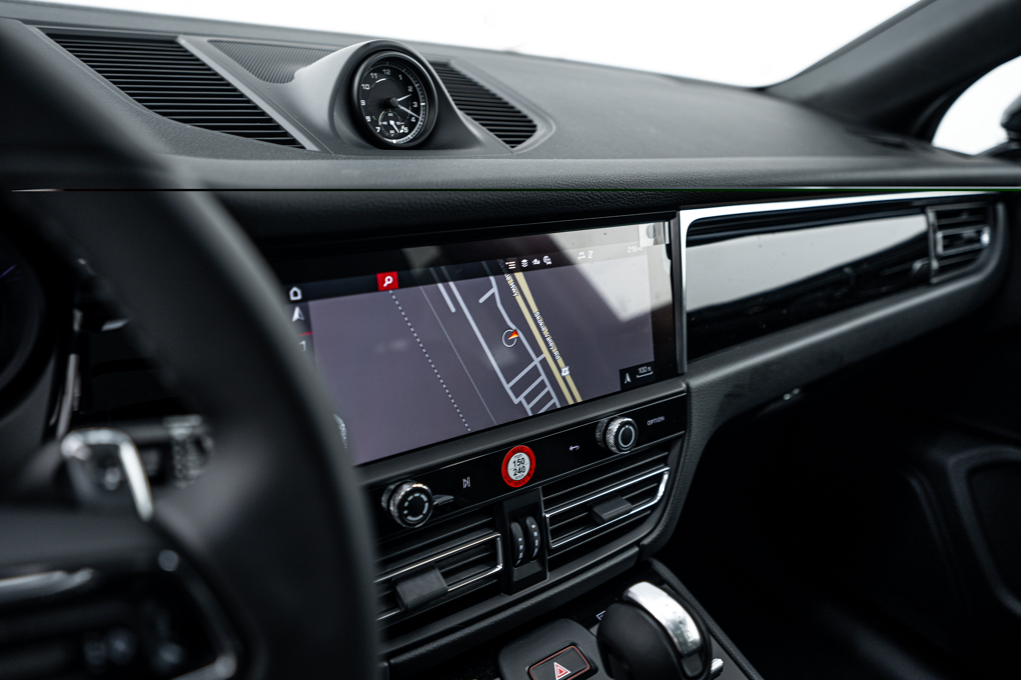 Certified 2026 Porsche Macan AWD/4WD image 14