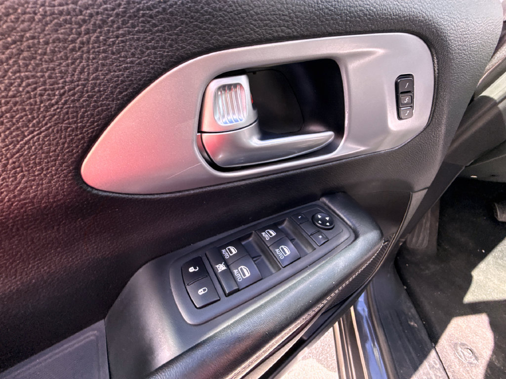 Used 2020 Chrysler Pacifica Touring-L Plus w/ Advanced Safetytec Group FWD image 18