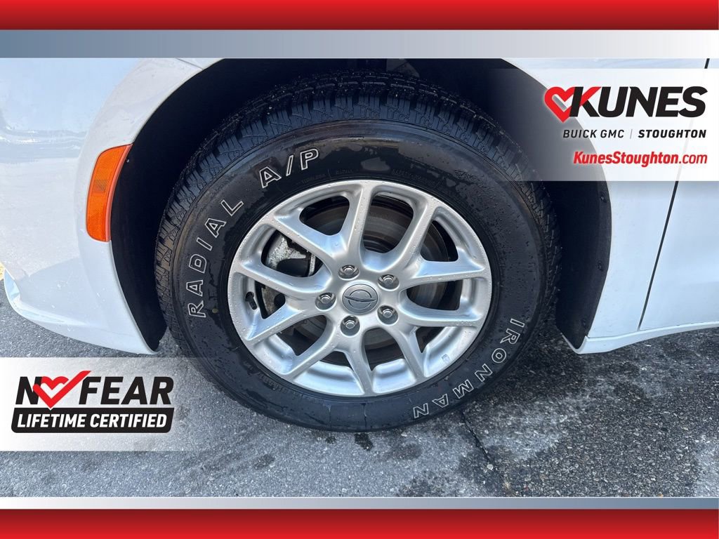 Used 2023 Chrysler Pacifica Touring-L image 16